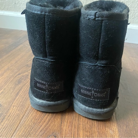Minnetonka Women’s Black Suede Sheepskin Ankle Bootie SZ 8 - Picture 5 of 14